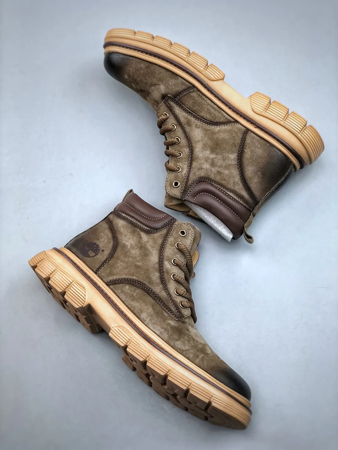 Welfare special price 💰480 #Timberland Timberland/Timberland new autumn and winter products (plush lining🔥warm and heat-locking) autumn and winter must-have outdoor casual rhubarb boots series #Guangdong Dachang quality, original box and original packaging, fashionable and trendy matching, the fabric is made of Italian 🇮🇹 top frosted fine-grained cowhide, lightweight outsole, with anti-odor and anti-corrosion genuine leather latex insole, outsole and hardware are all made from OEM raw materials Same as the original Goodyear's never-opening glue process. Good products don't kill pigs. The quality of the first order is strictly controlled. Exclusively released on the entire network. The quality is beyond doubt. The full set of official website unified packaging gives you a perfect wearing experience. The quality is exquisite and durable. A must-have for sportsmen. Specializes in not being handsome. High-quality feet feel first-class. This winter, it is specially used for outdoor cold protection. Daily casual matching. Size: 39-44 (leather shoe size)